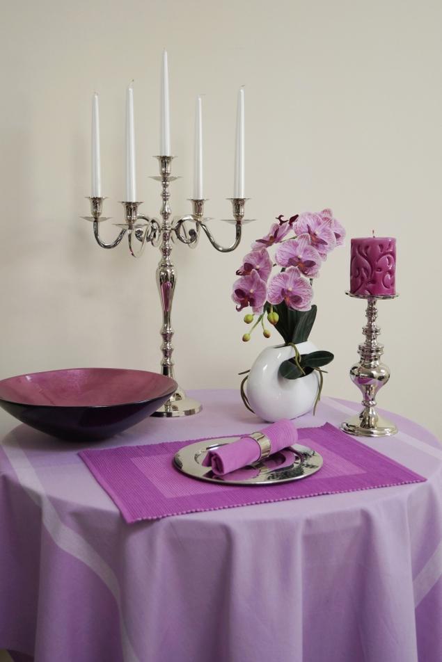 Obrusy, świeczniki, patery. Wykwintne dekoracje stołu w salonie lub jadalni