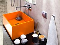 Łazienka z pomarańczowym akcentem