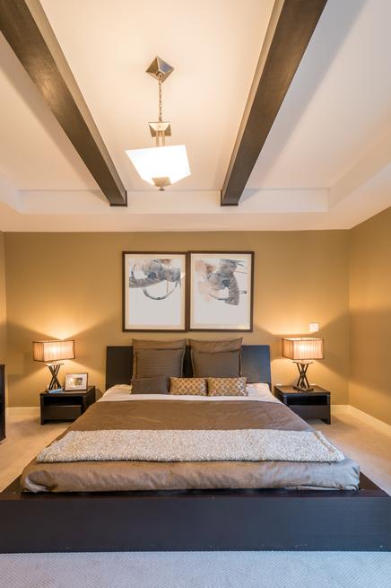 Beżowa sypialnia z belkami pod sufitem – elegancka aranżacja wnętrza