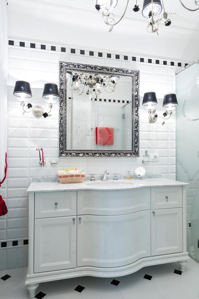 Biało-czarna łazienka w stylu glamour
