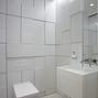 Biała futurystyczna łazienka